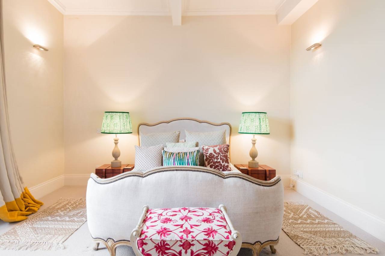 Flat With Castle Views in a New Town Georgian Townhouse